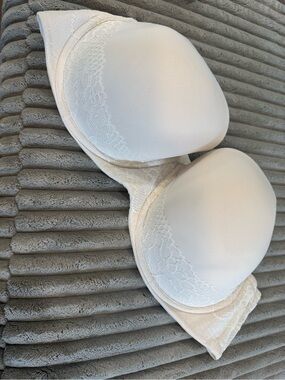 Strapless Lace-Trim Smooth Push-Up Bra — Cream